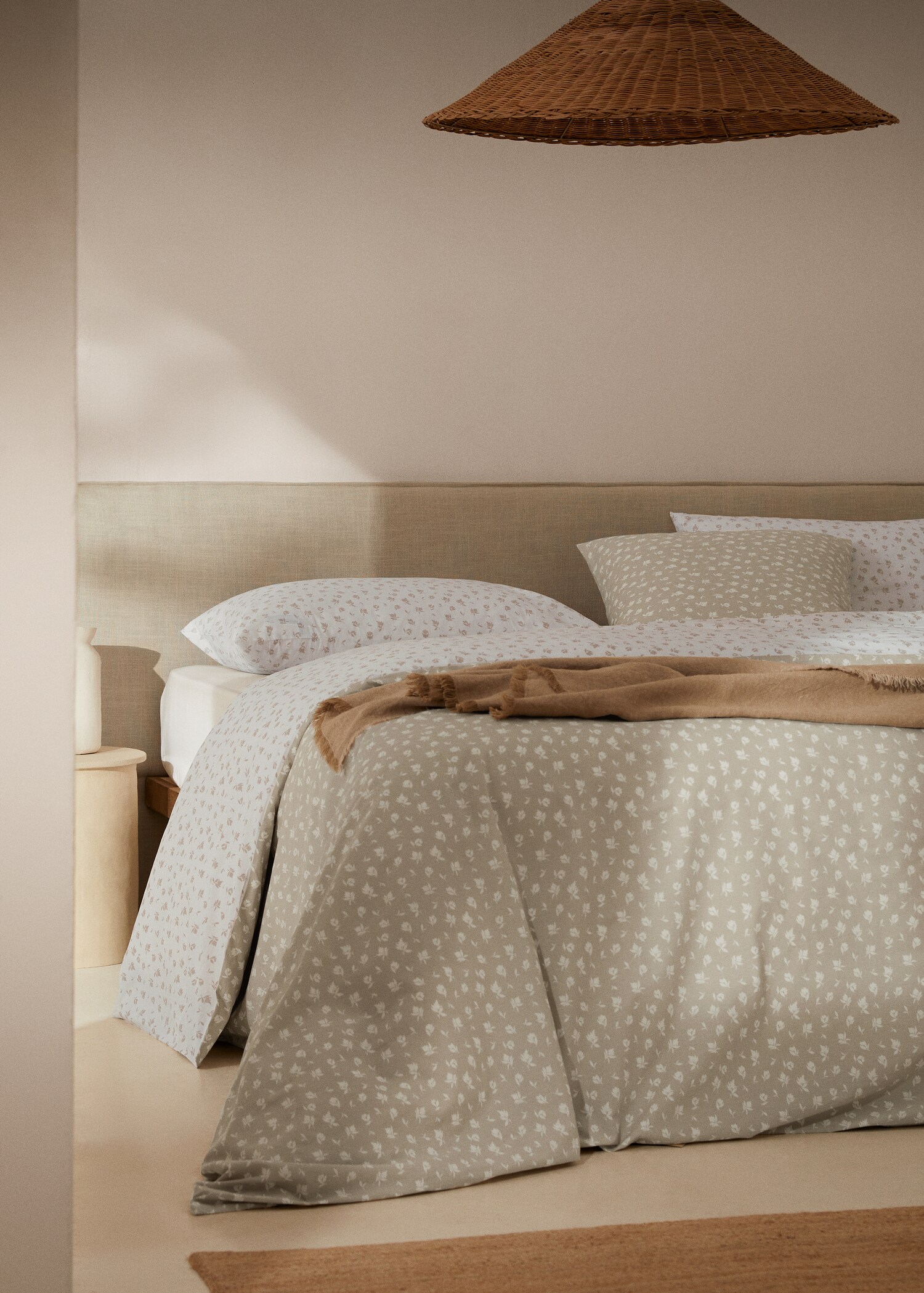 Cotton duvet cover with reversible floral design for single bed