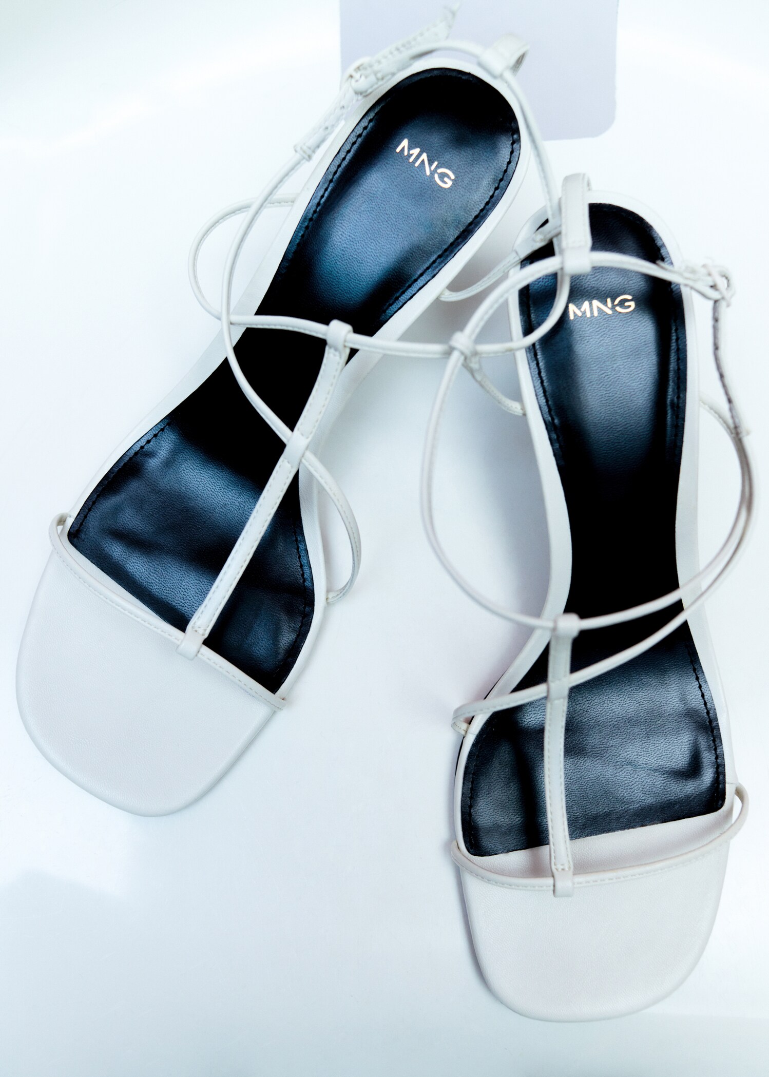 Criss-cross straps sandals
