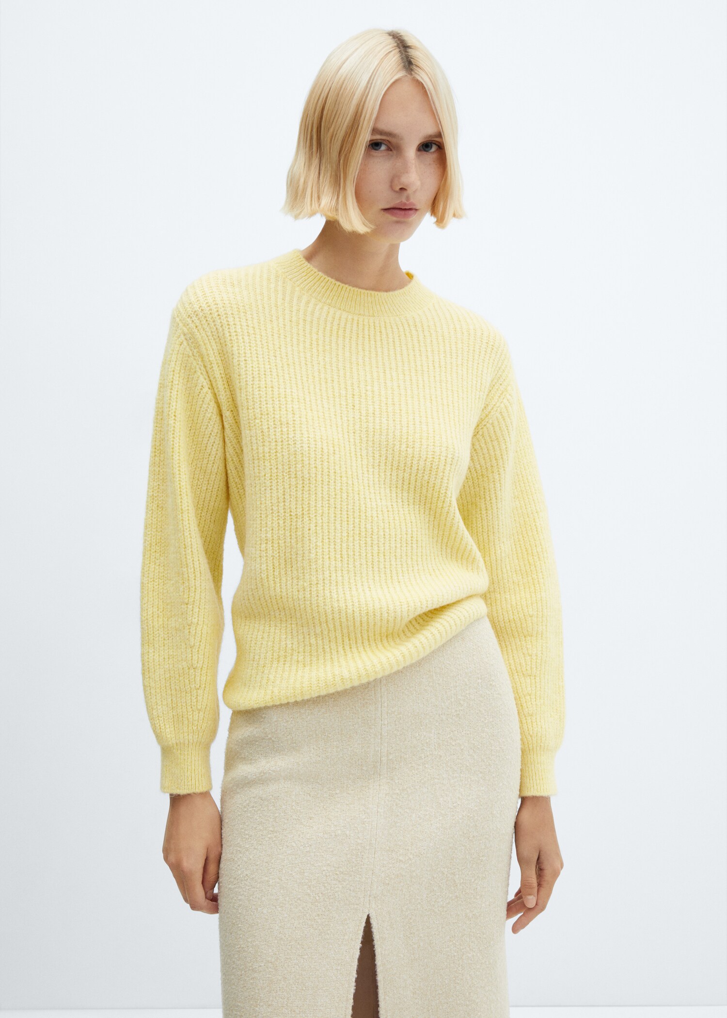 Round-neck knitted sweater