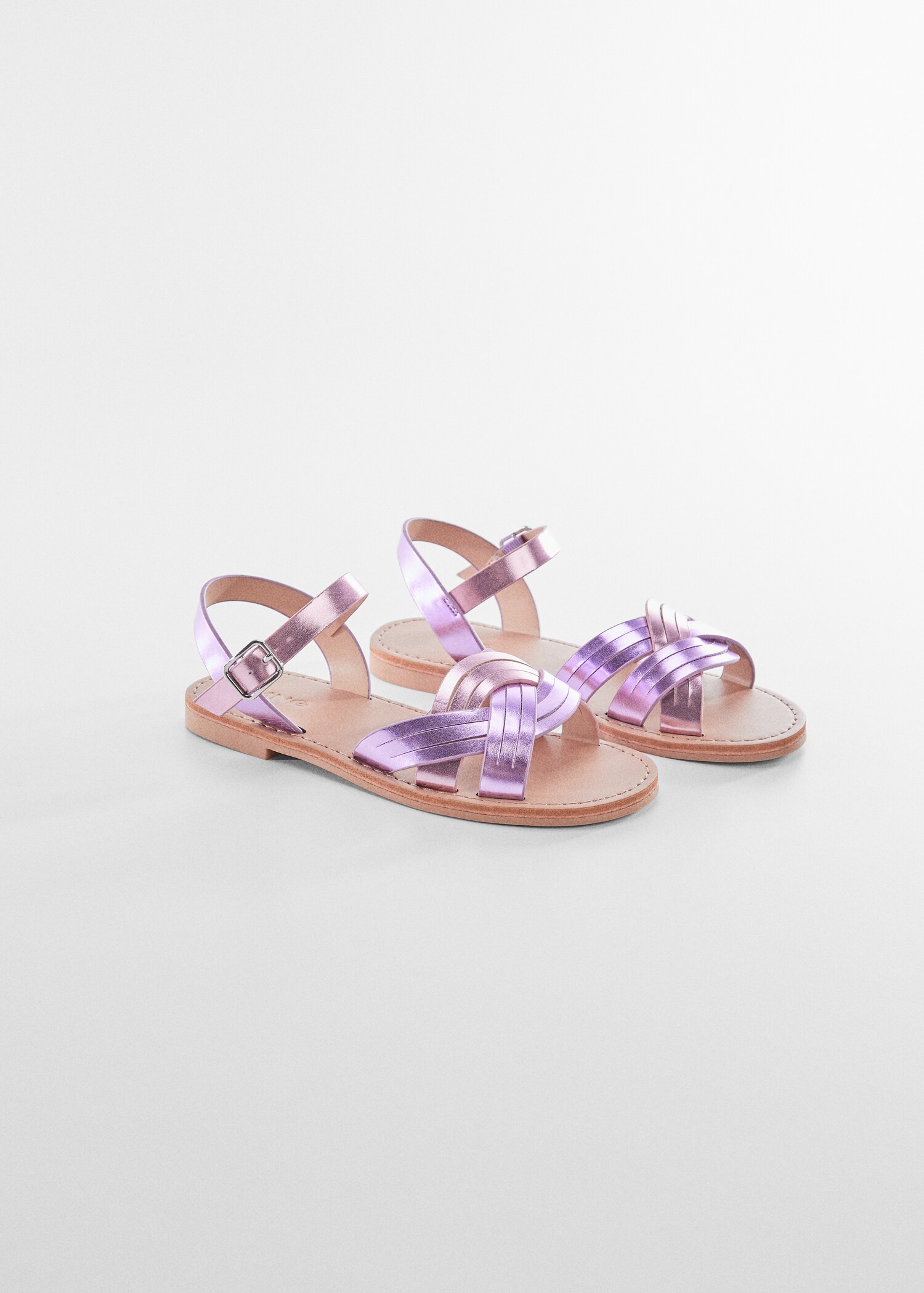 Criss-cross straps sandals