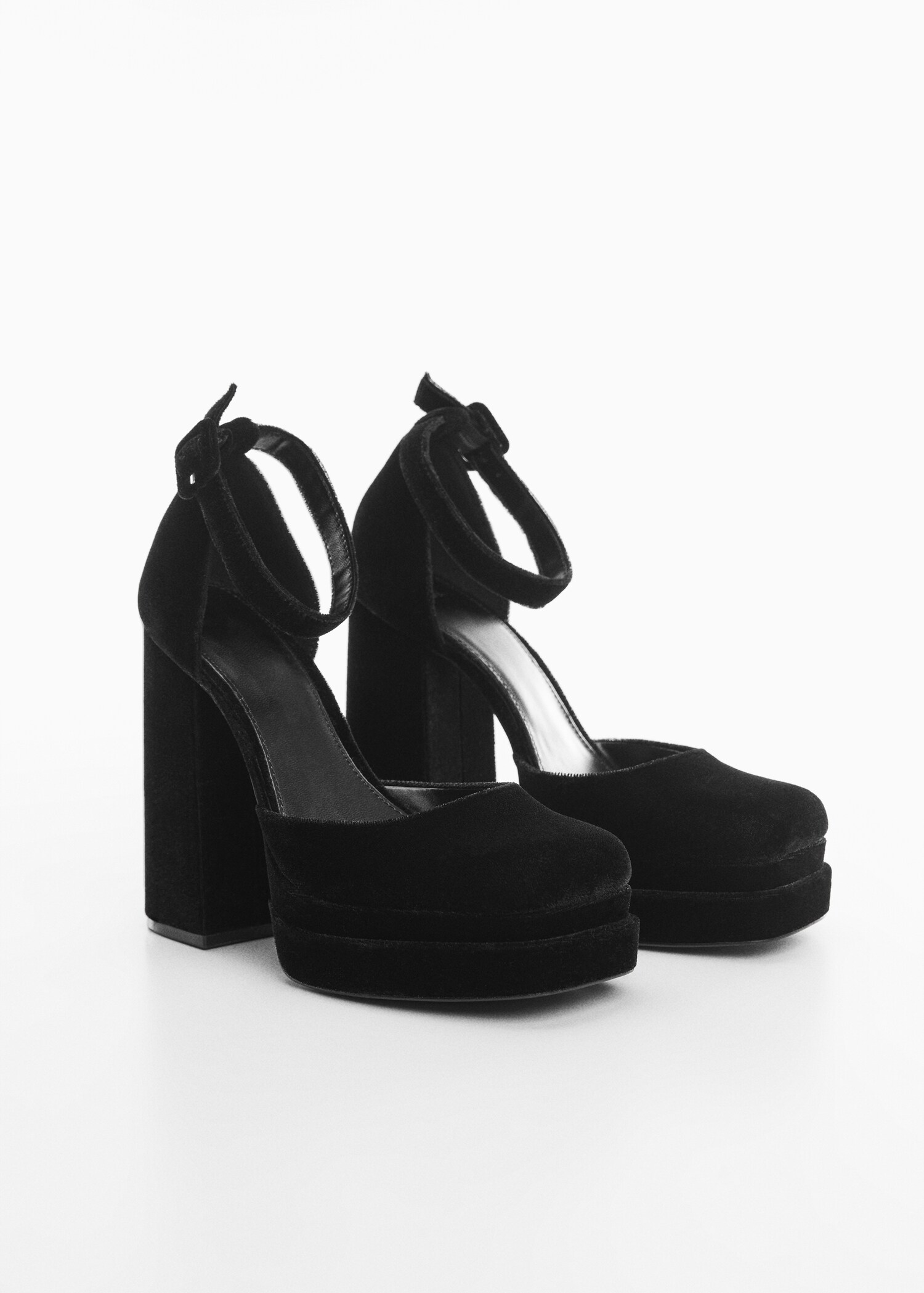 Velvet heeled shoes