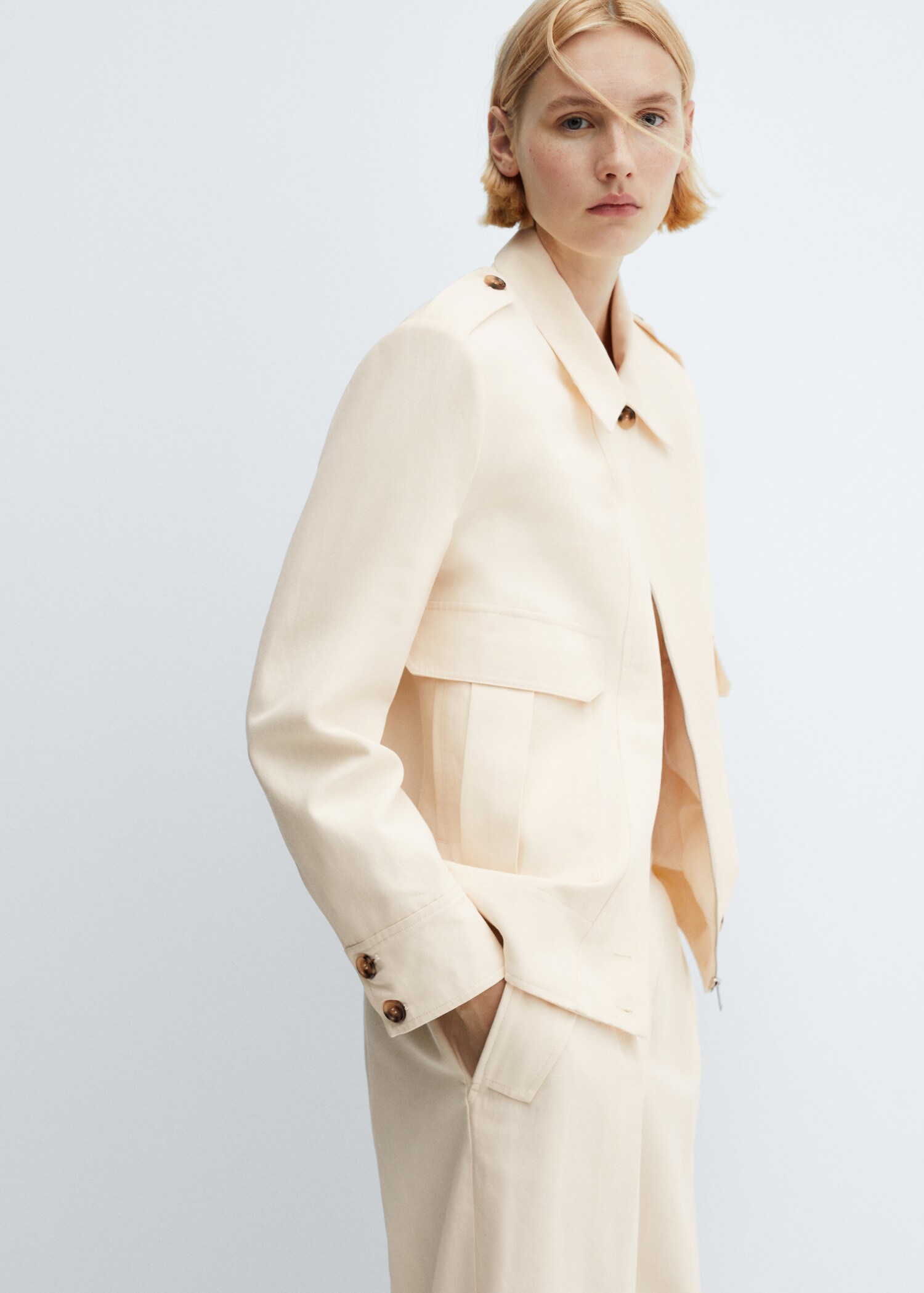 Jacket pockets with button detail