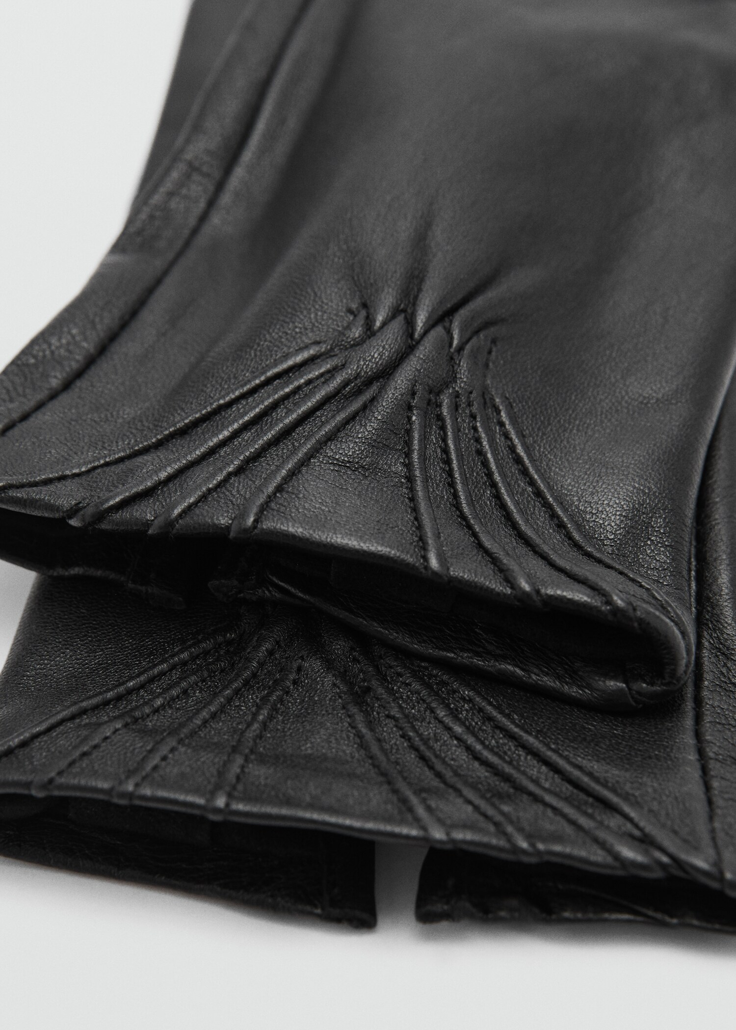 Leather gloves with ruched detail