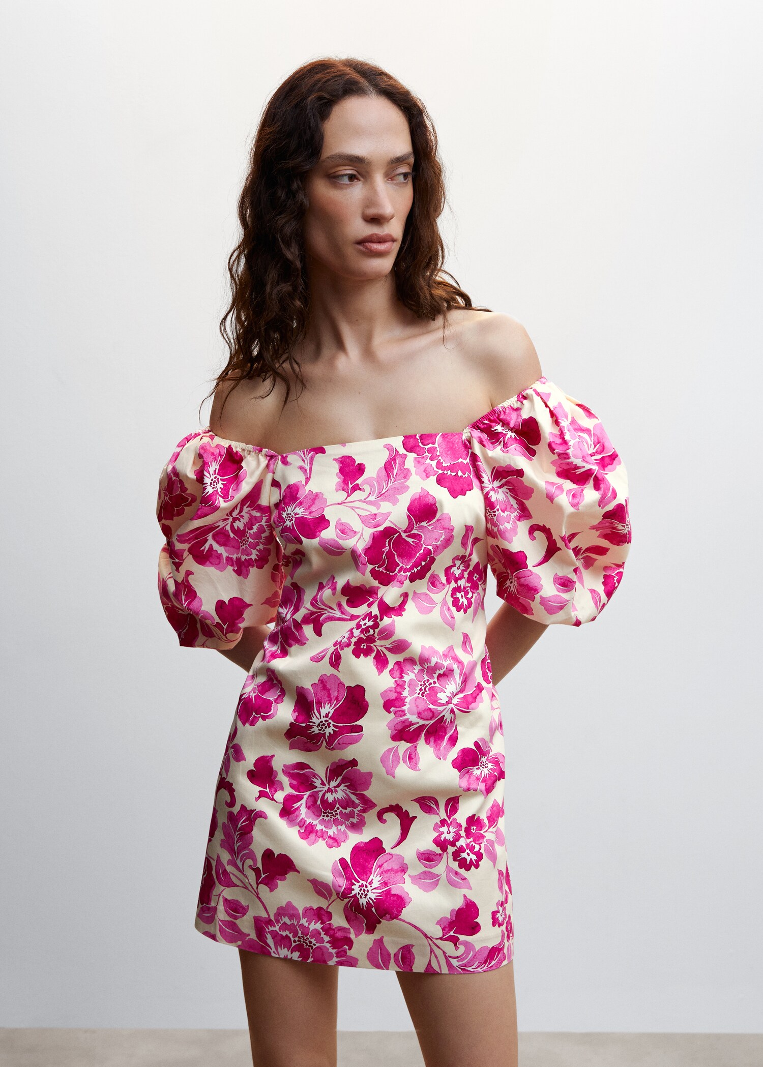 Puffed sleeves short dress