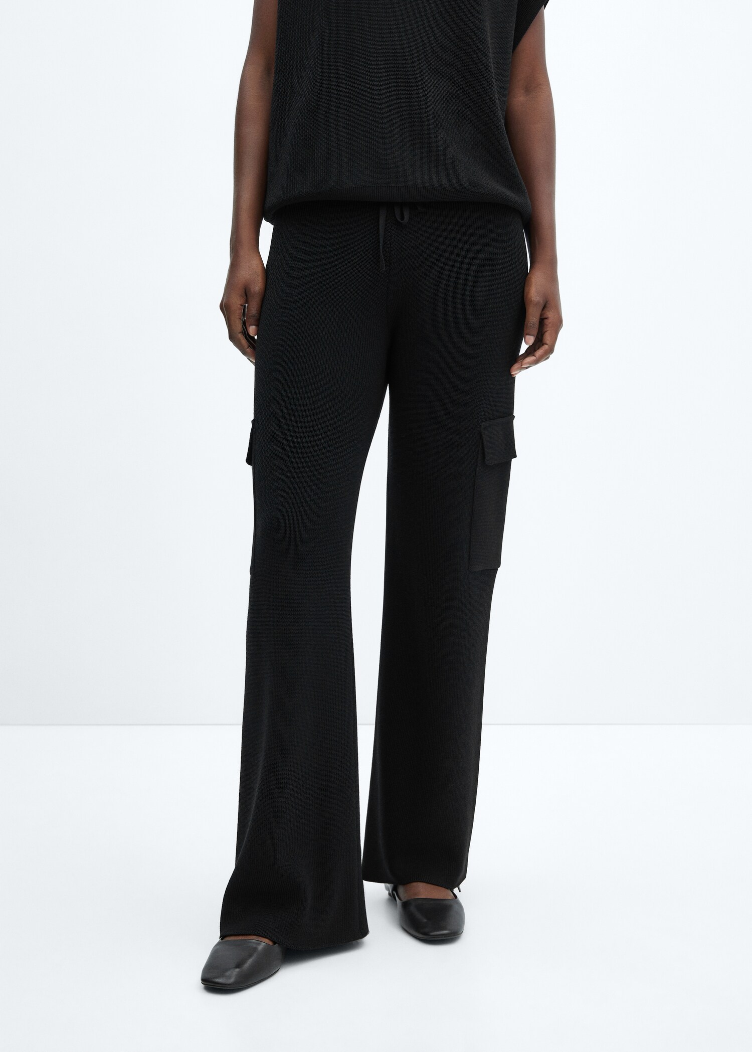 Knitted pants with cargo pockets