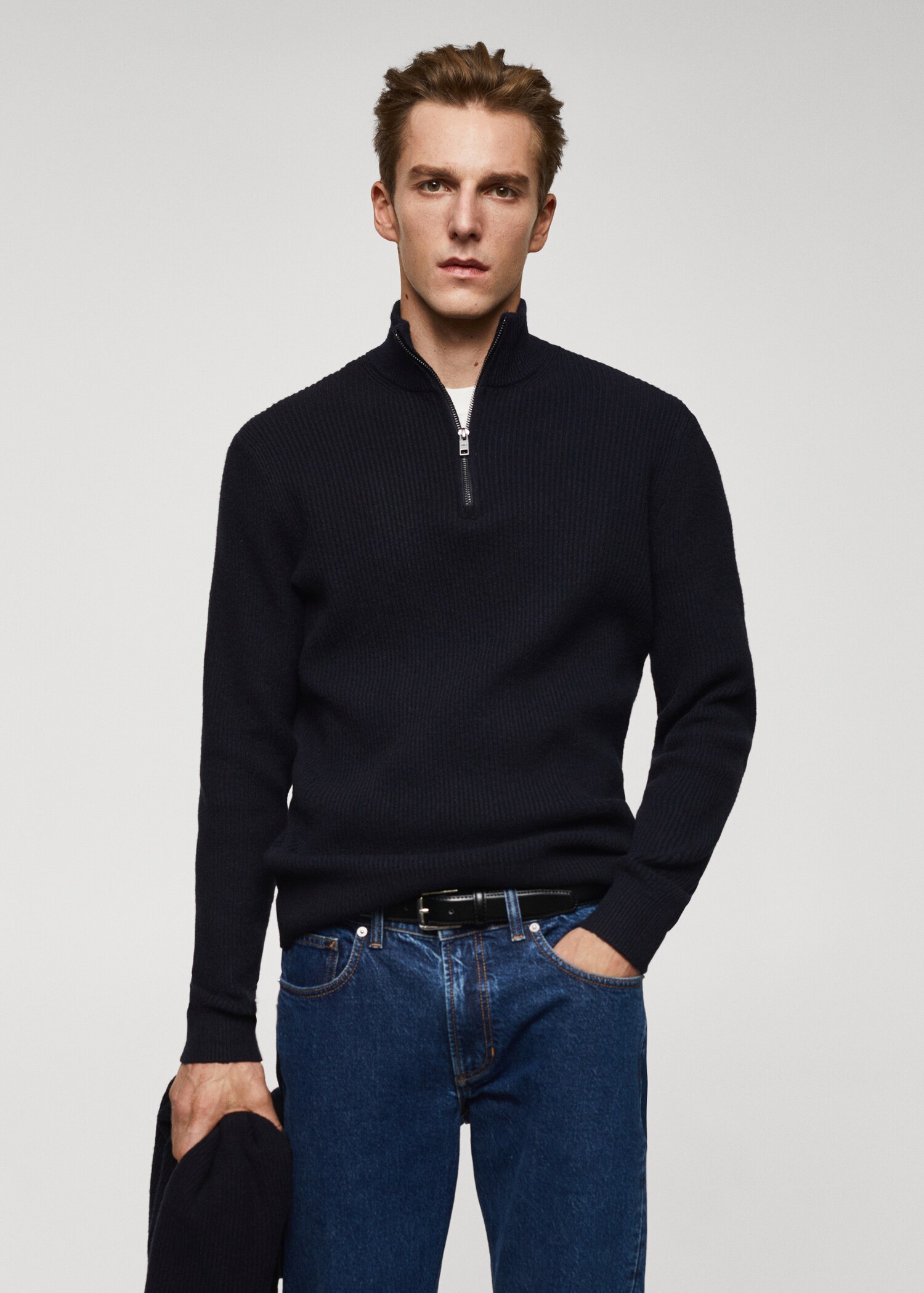 Ribbed sweater with zip