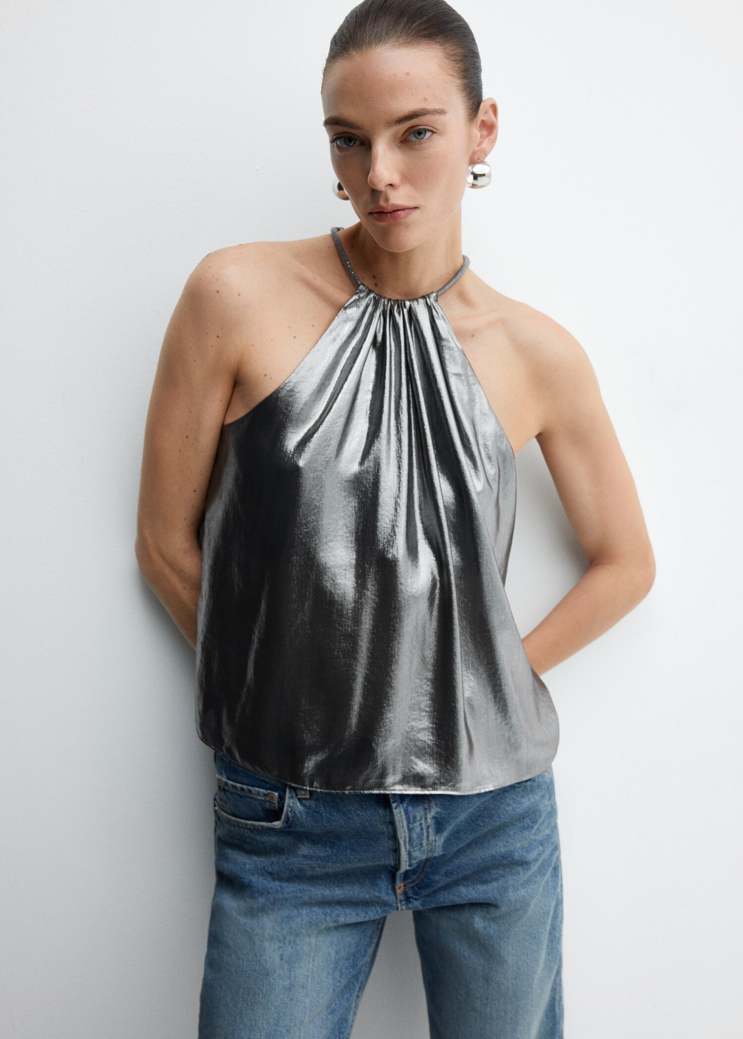 Metallic top with rigid neck