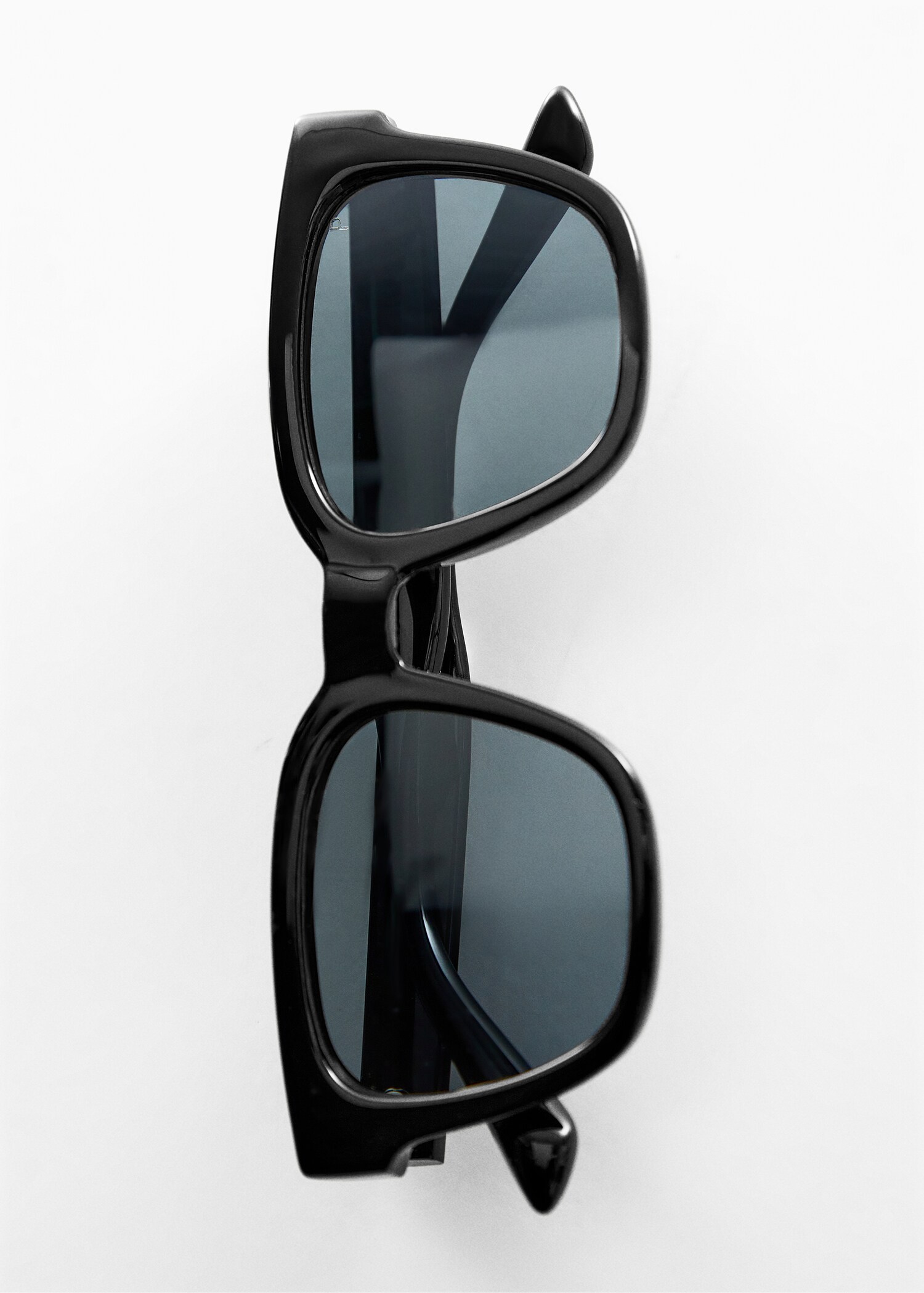 Polarised sunglasses