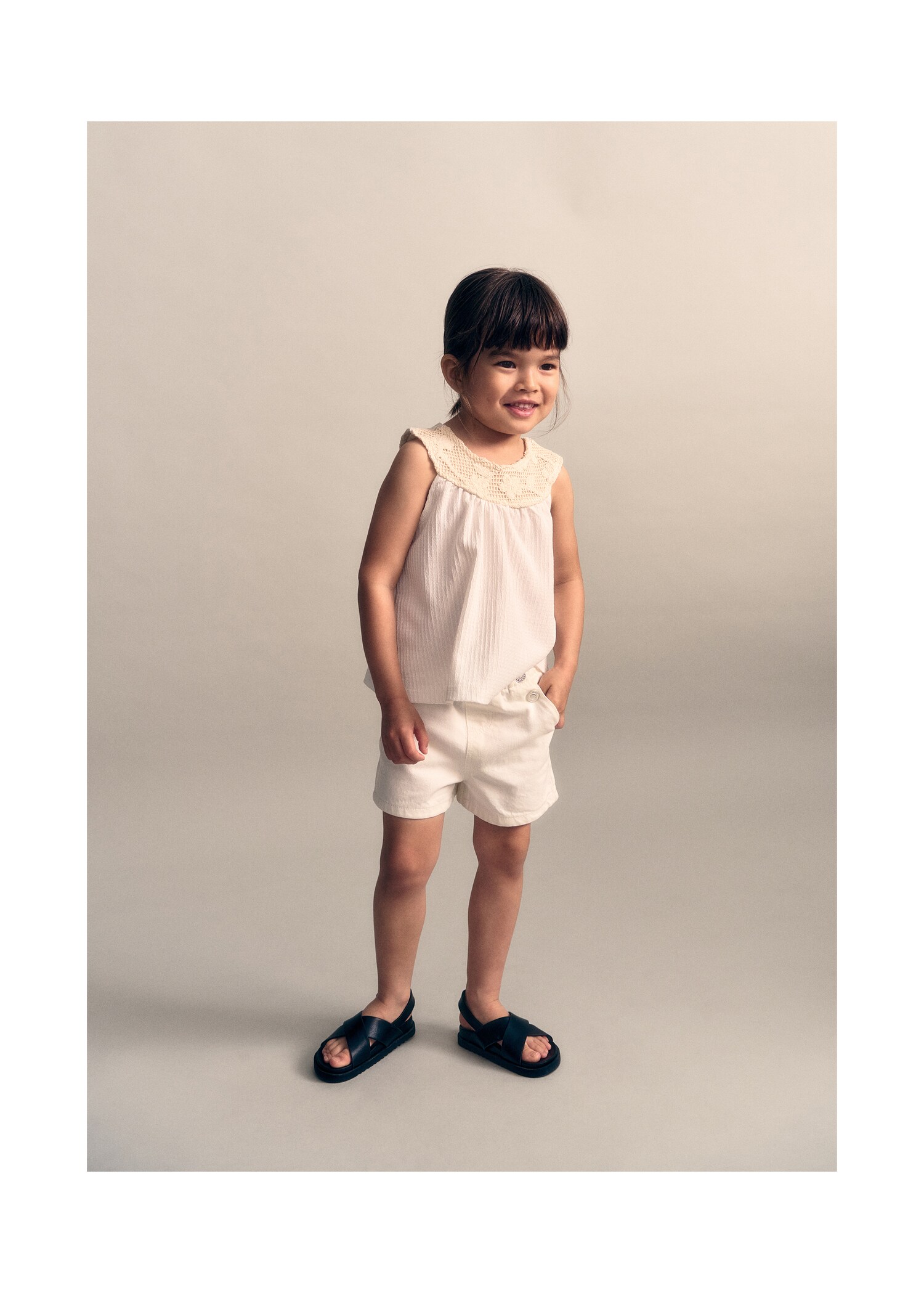Elastic waist denim shorts