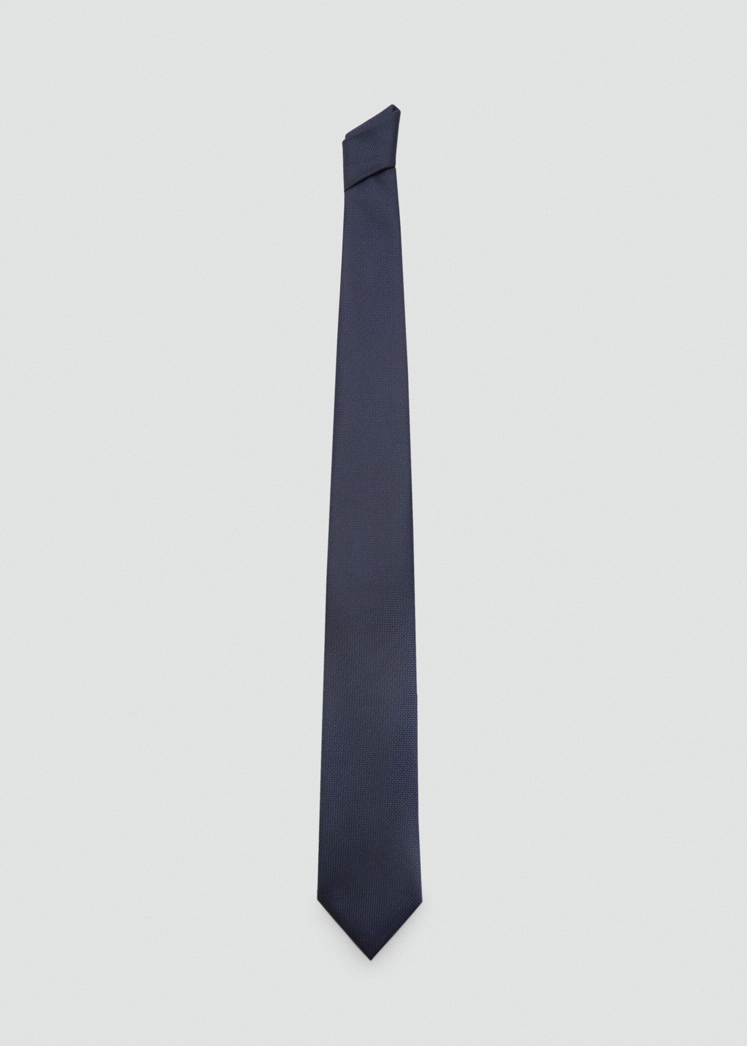 Crease-resistant structured tie