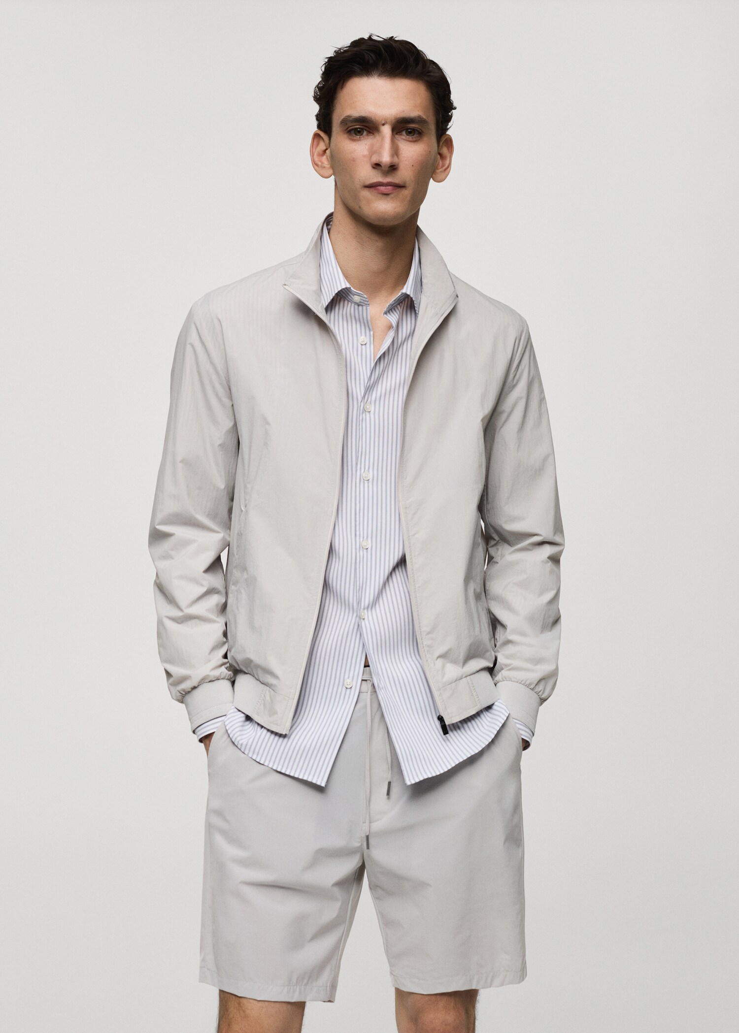 Water-repellent jacket with zip