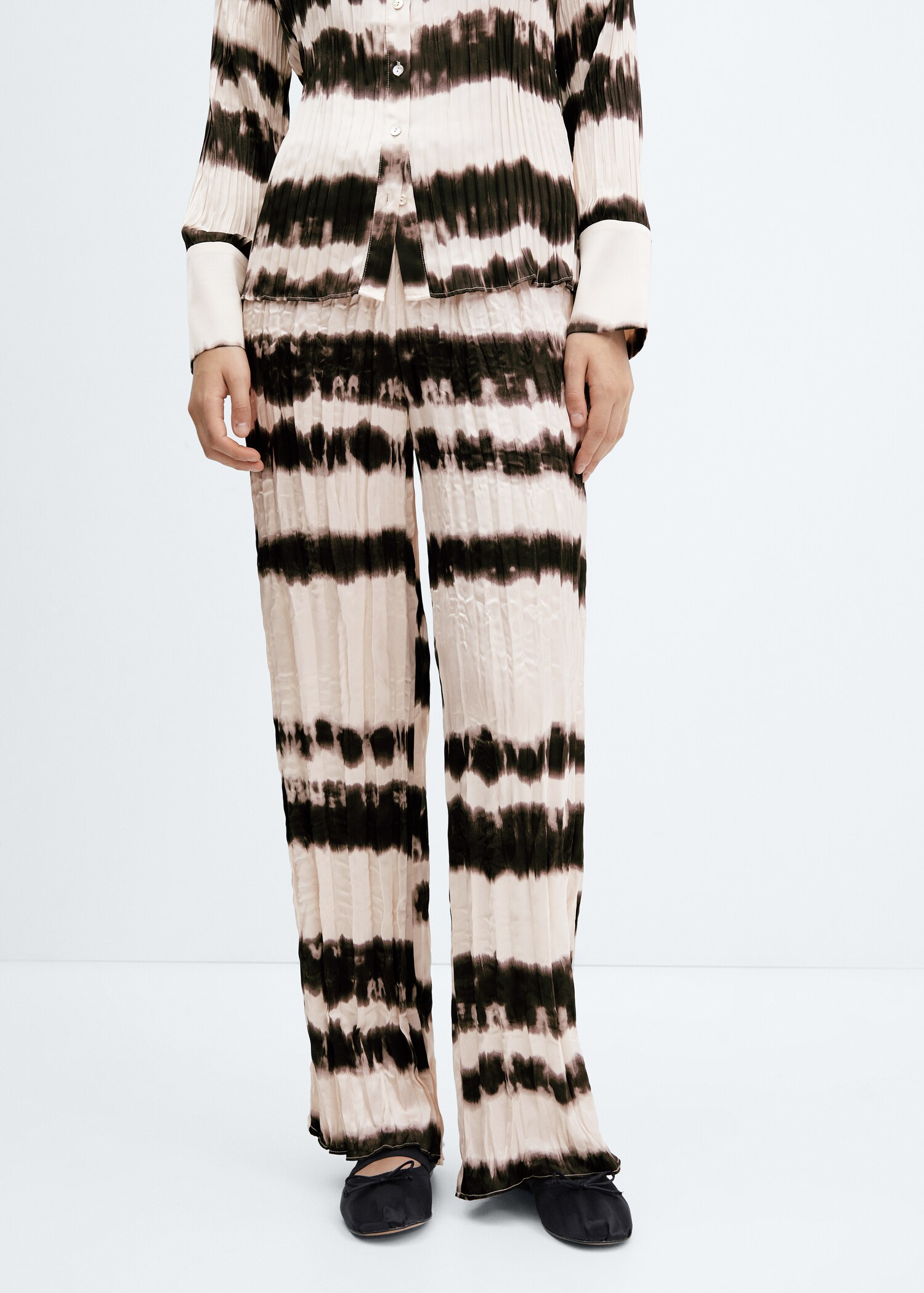 Tie-dye pleated pants
