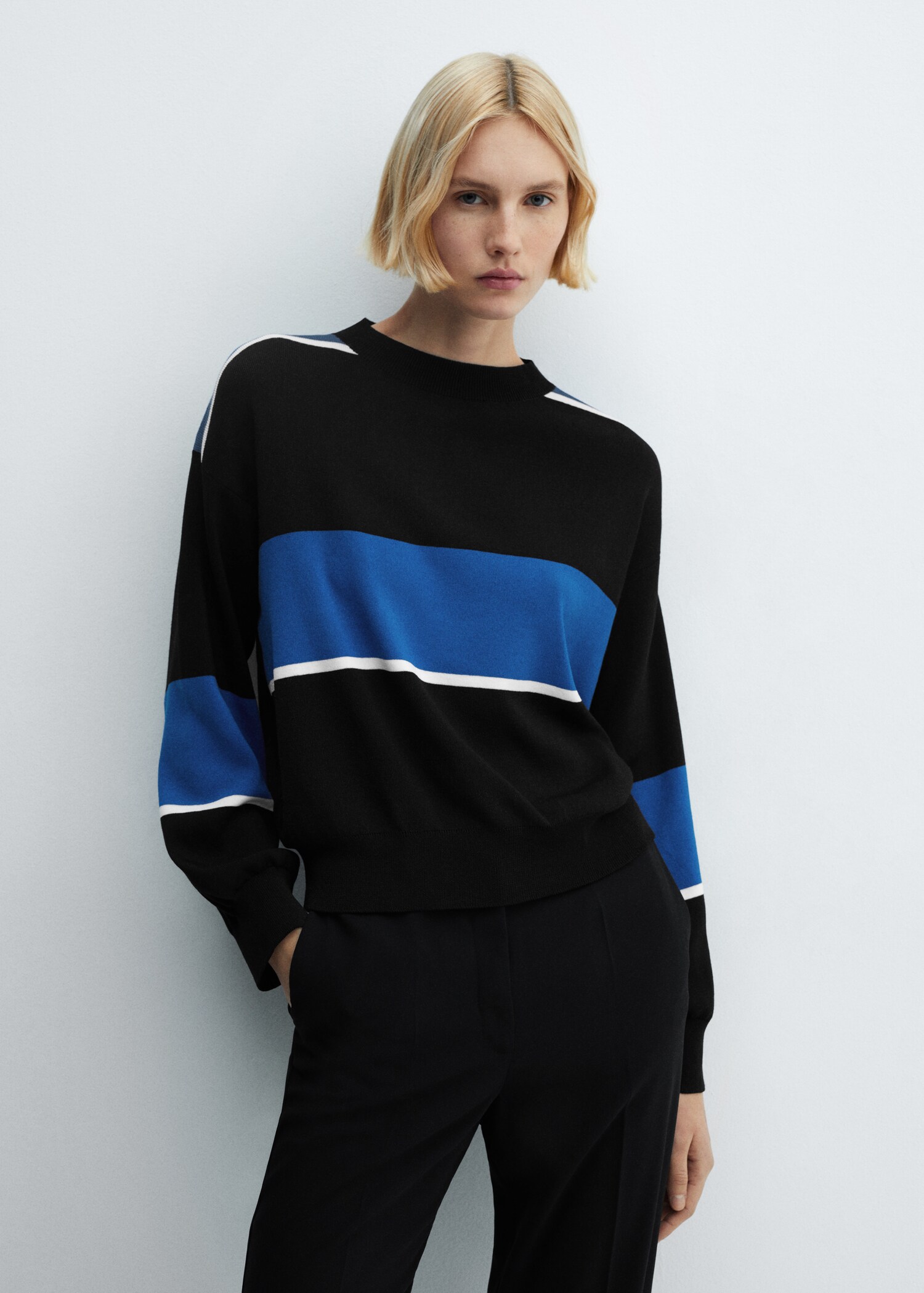 Round-neck knitted sweater