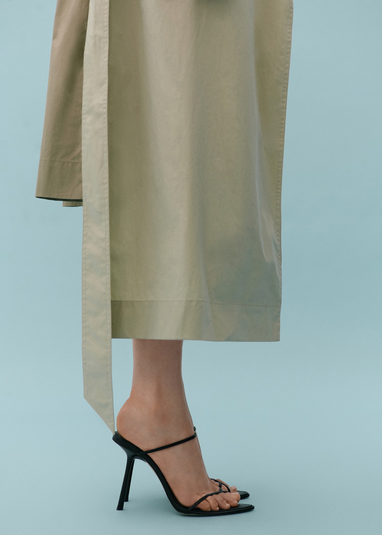 Leather sandal with inclined heel