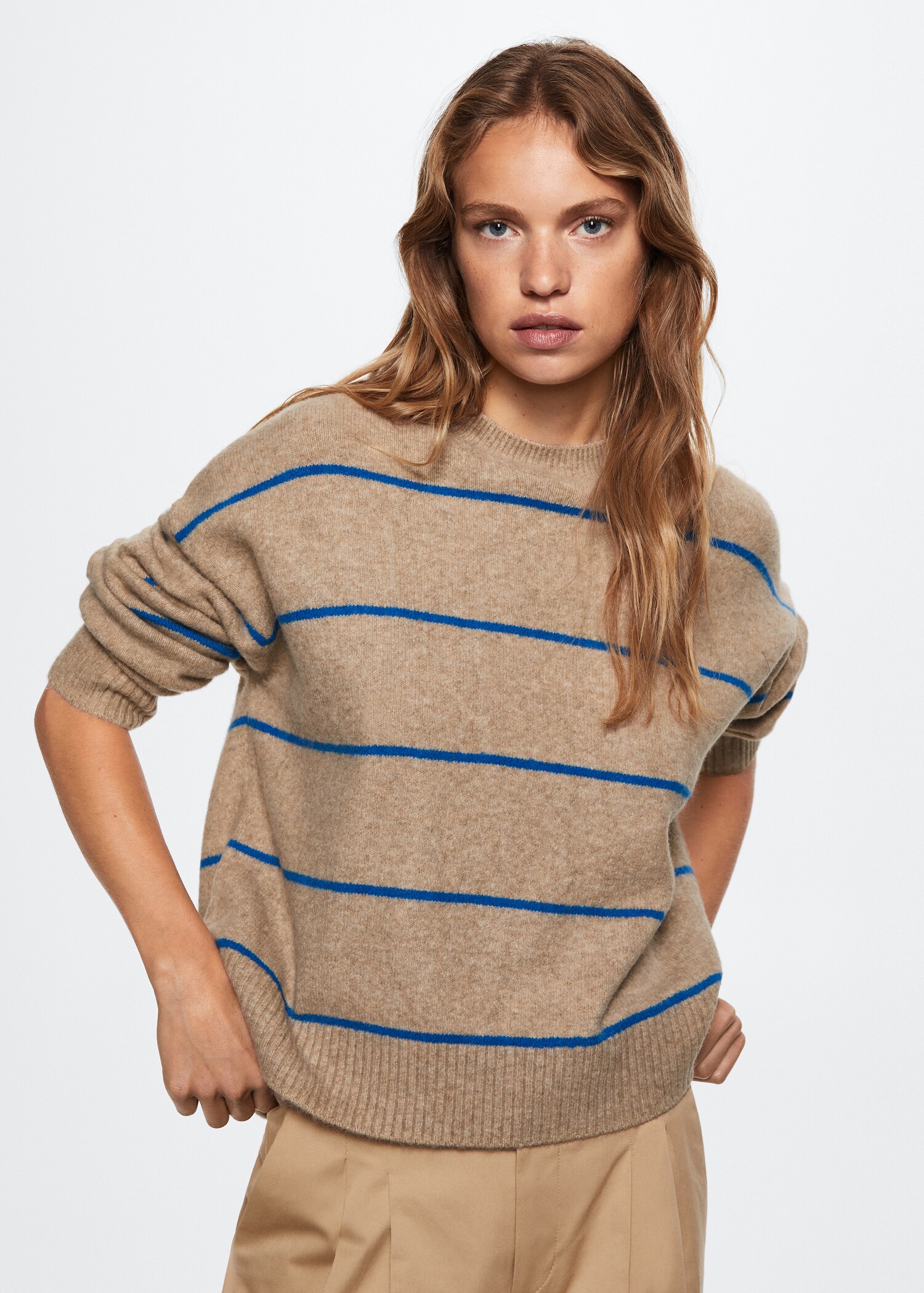 Round-neck knitted sweater