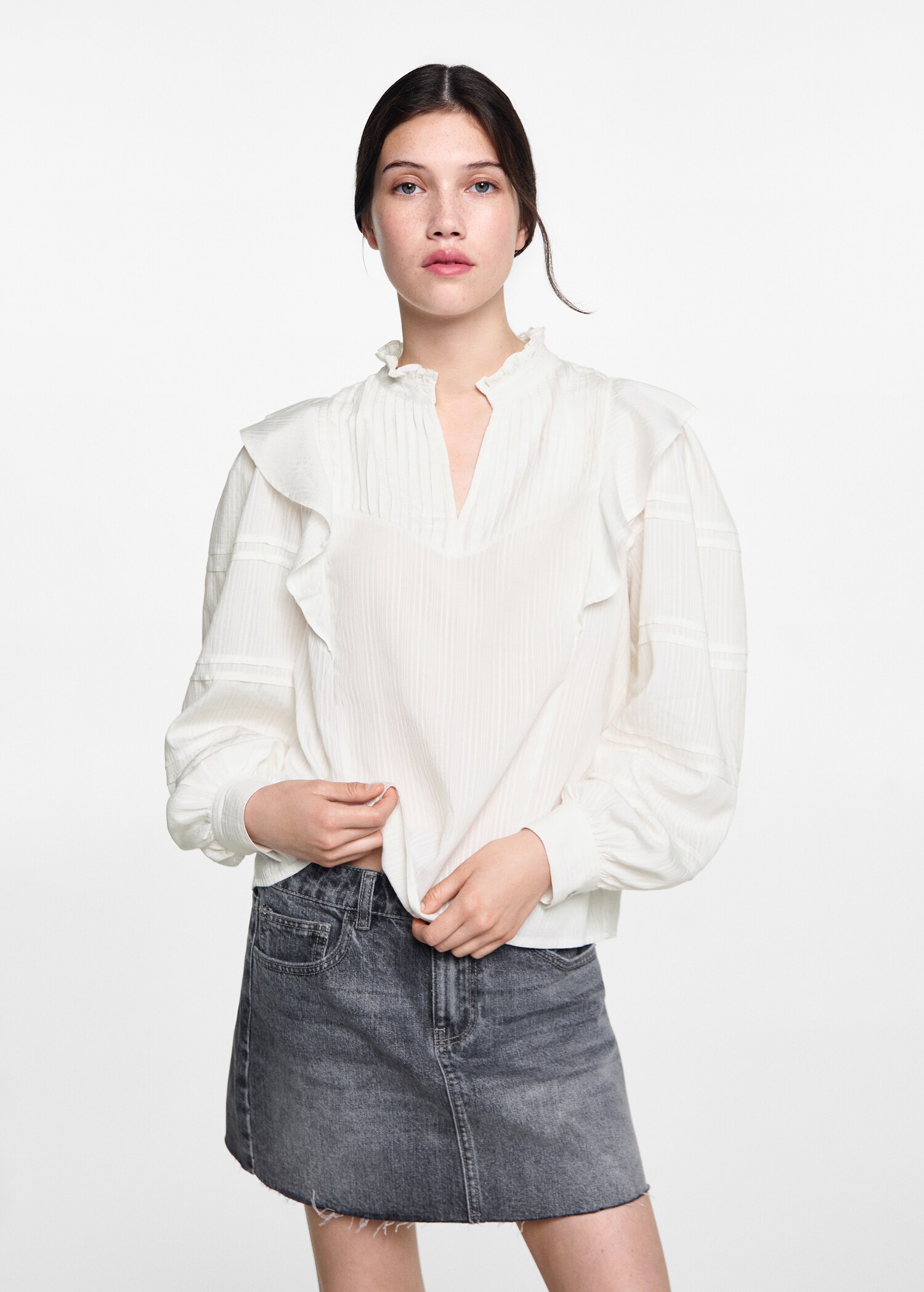 Blouse with pleat relief