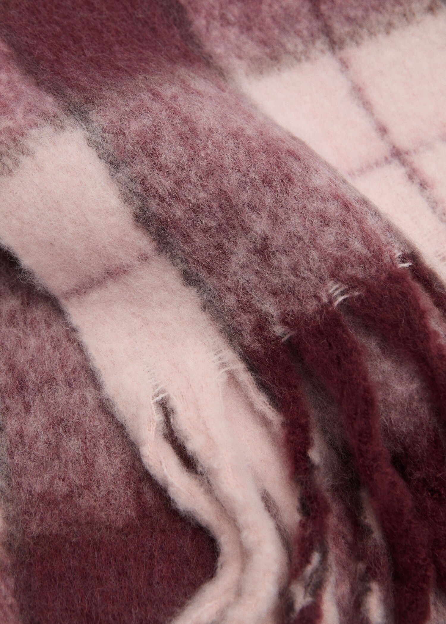 Check scarf with fringed ends