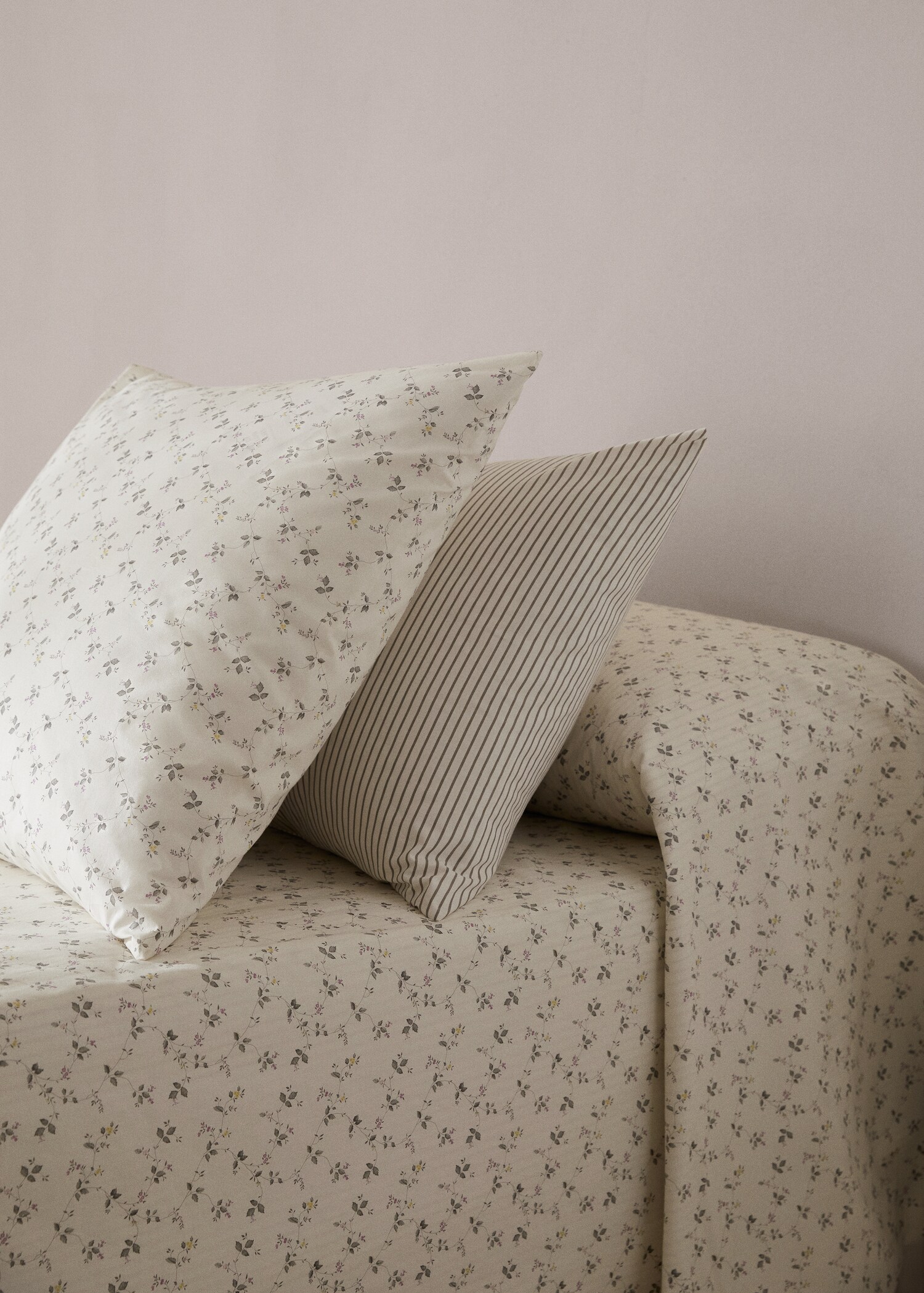 Floral-print cushion cover 60x60cm