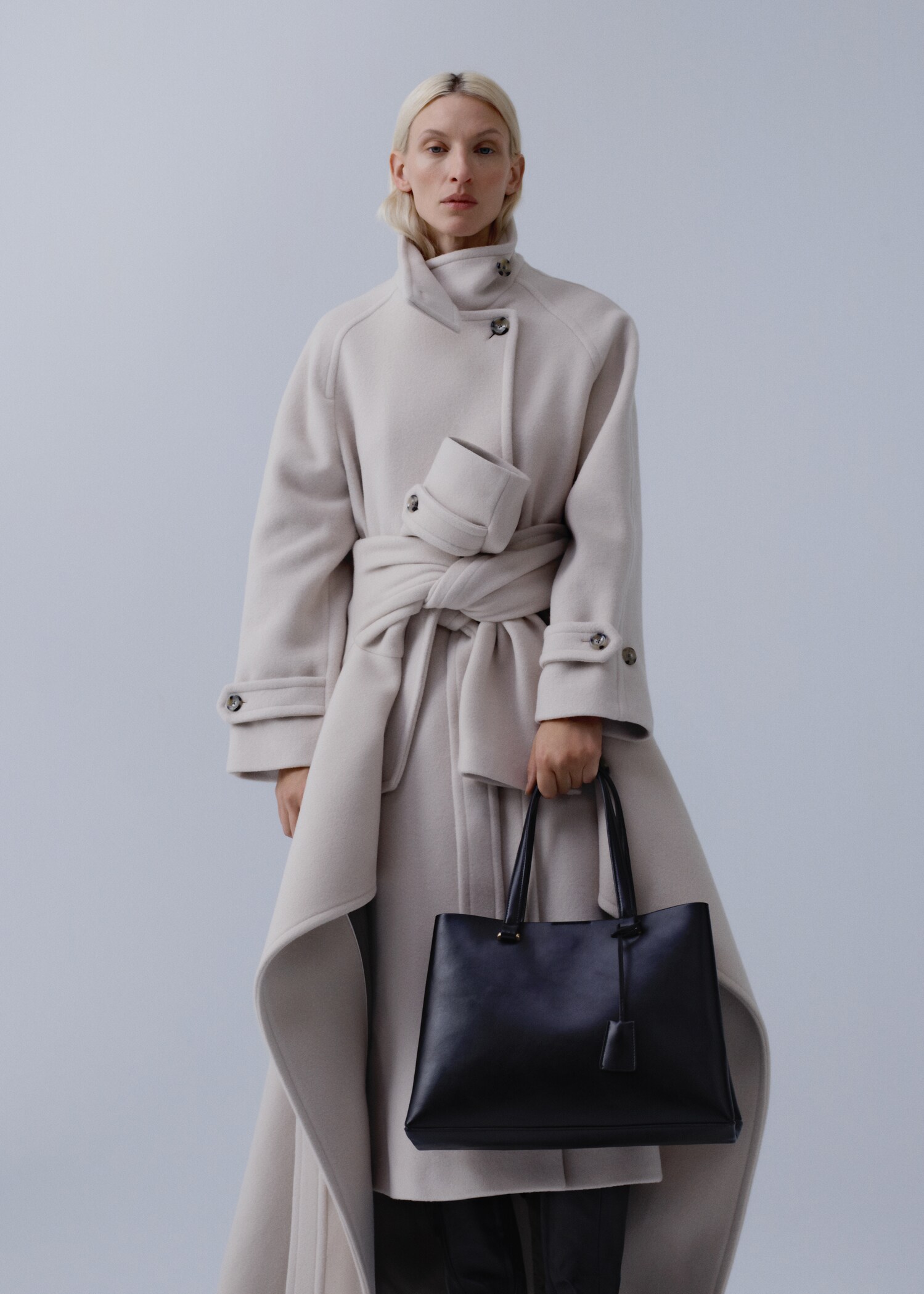 Shopper bag with dual compartment