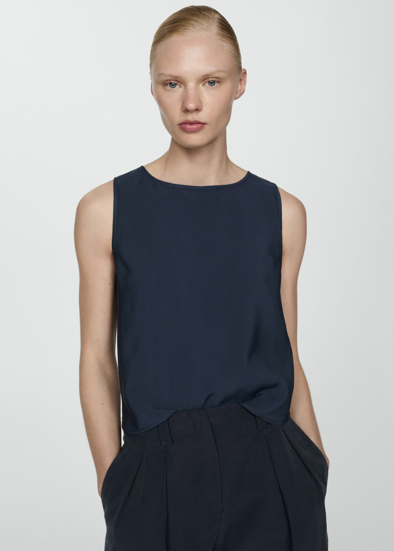 Fluid strapless top