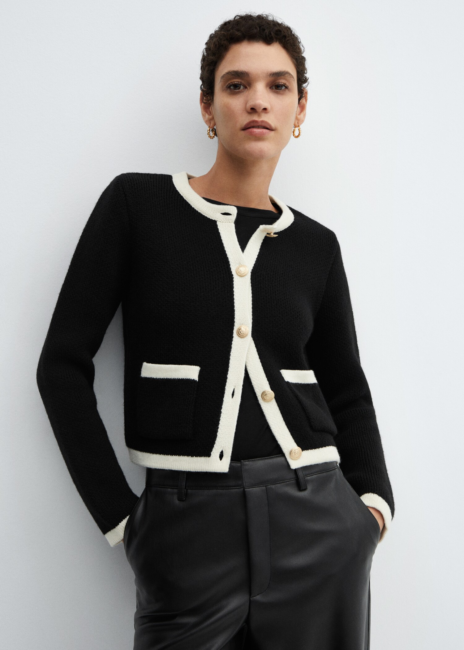 Knitted buttoned jacket