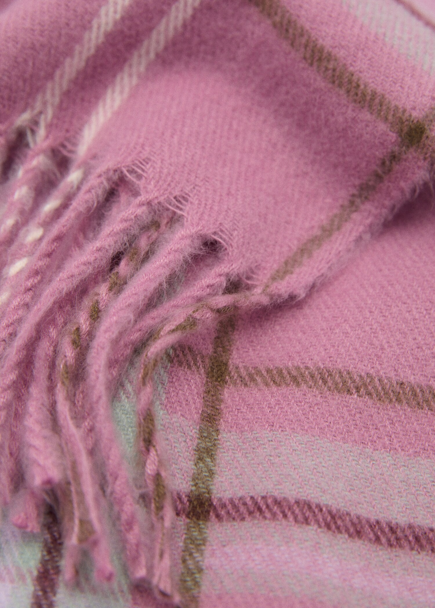Check scarf with fringed ends