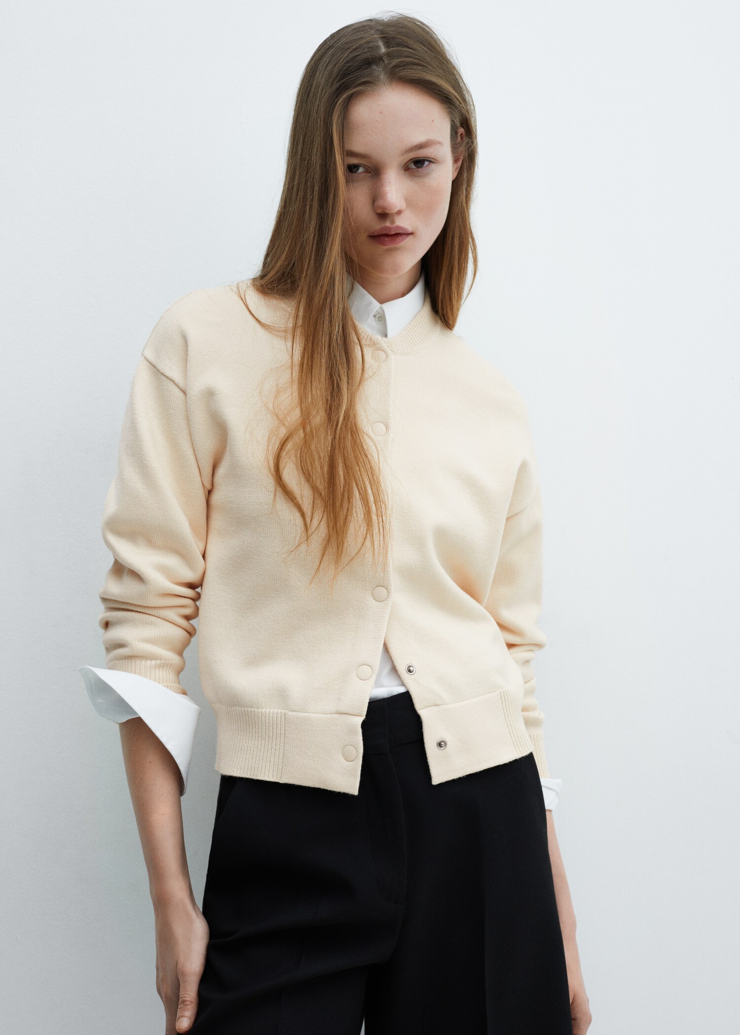 Knitted buttoned jacket